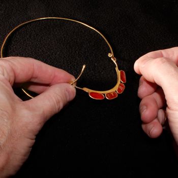 des bijoux en carton et en mtal